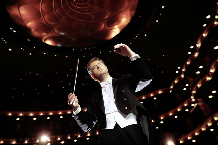 Ramón Tebar conducting the Florida Grand Opera orchestra at the Adrienne Arsht Center