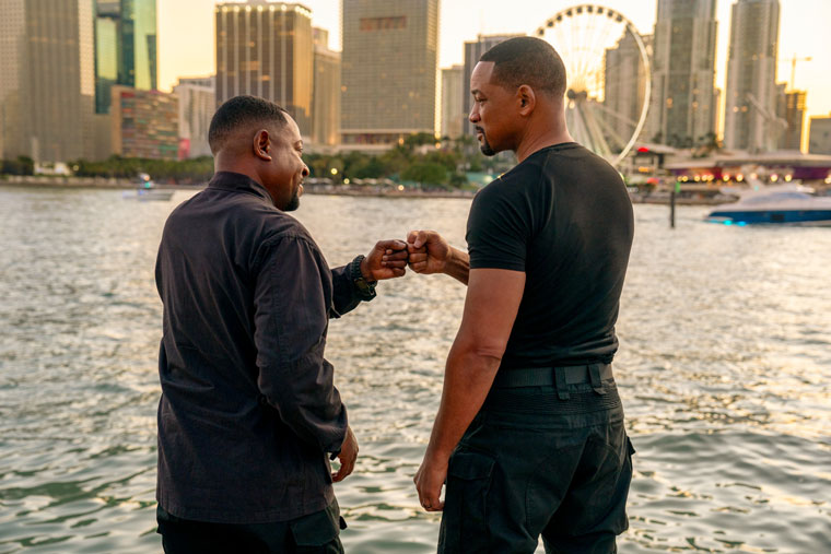 Martin Lawrence as Marcus Burnett and Will Smith as Mike Lowrey in a scene from 