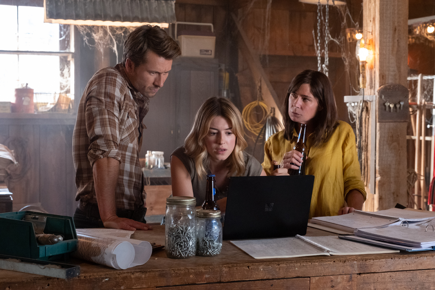 Glen Powell as Tyler Owens, Daisy Edgar-Jones as Kate Carter and Maura Tierney as Cathy in a scene from 