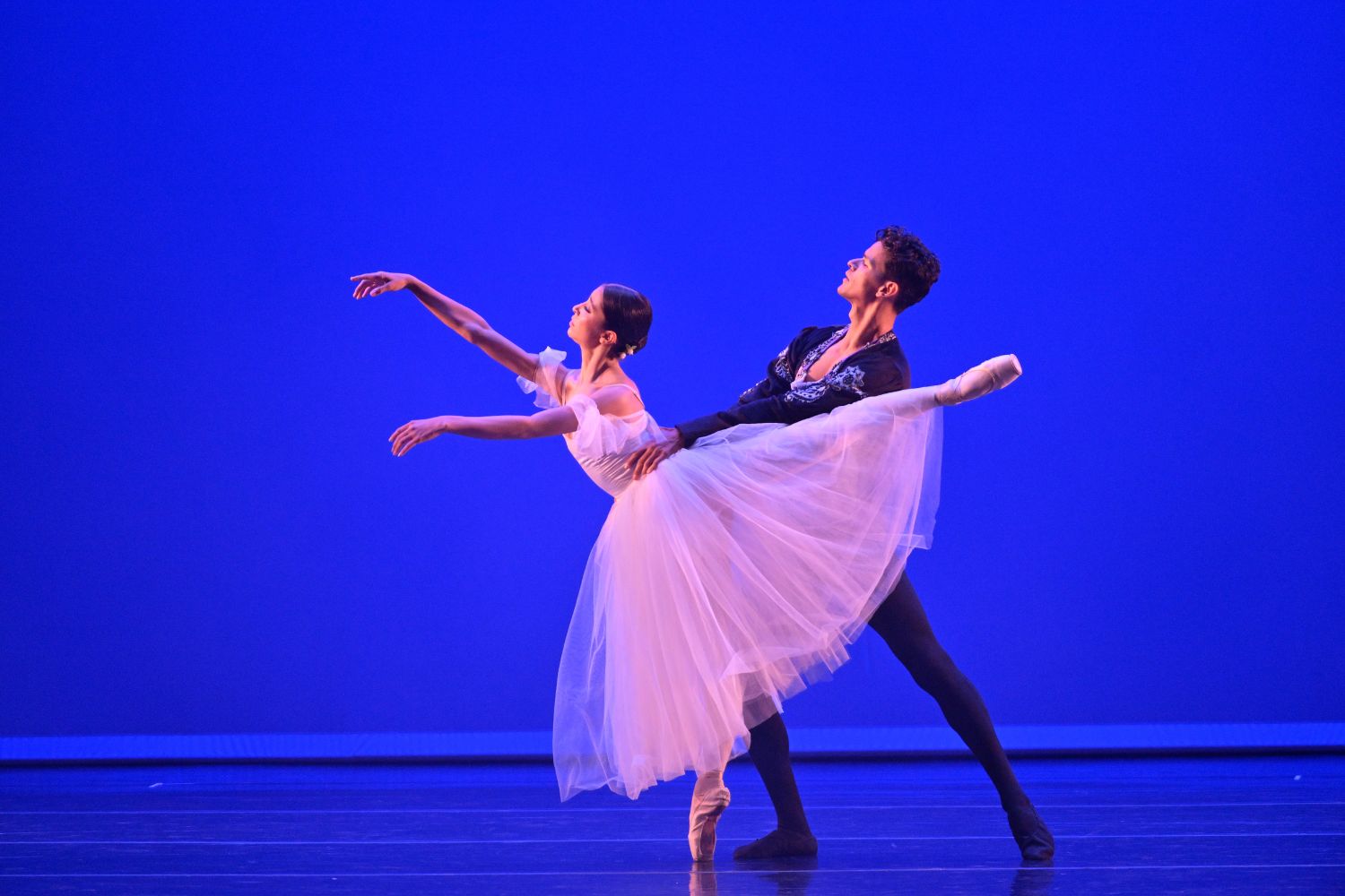 Nicole Nathalia Duque and Andres Felipe Vargas of Compania Colombiana de Ballet Theatre (Photo by Simon Soong/courtesy of Miami Hispanic Ballet/International Ballet Festival of Miami)