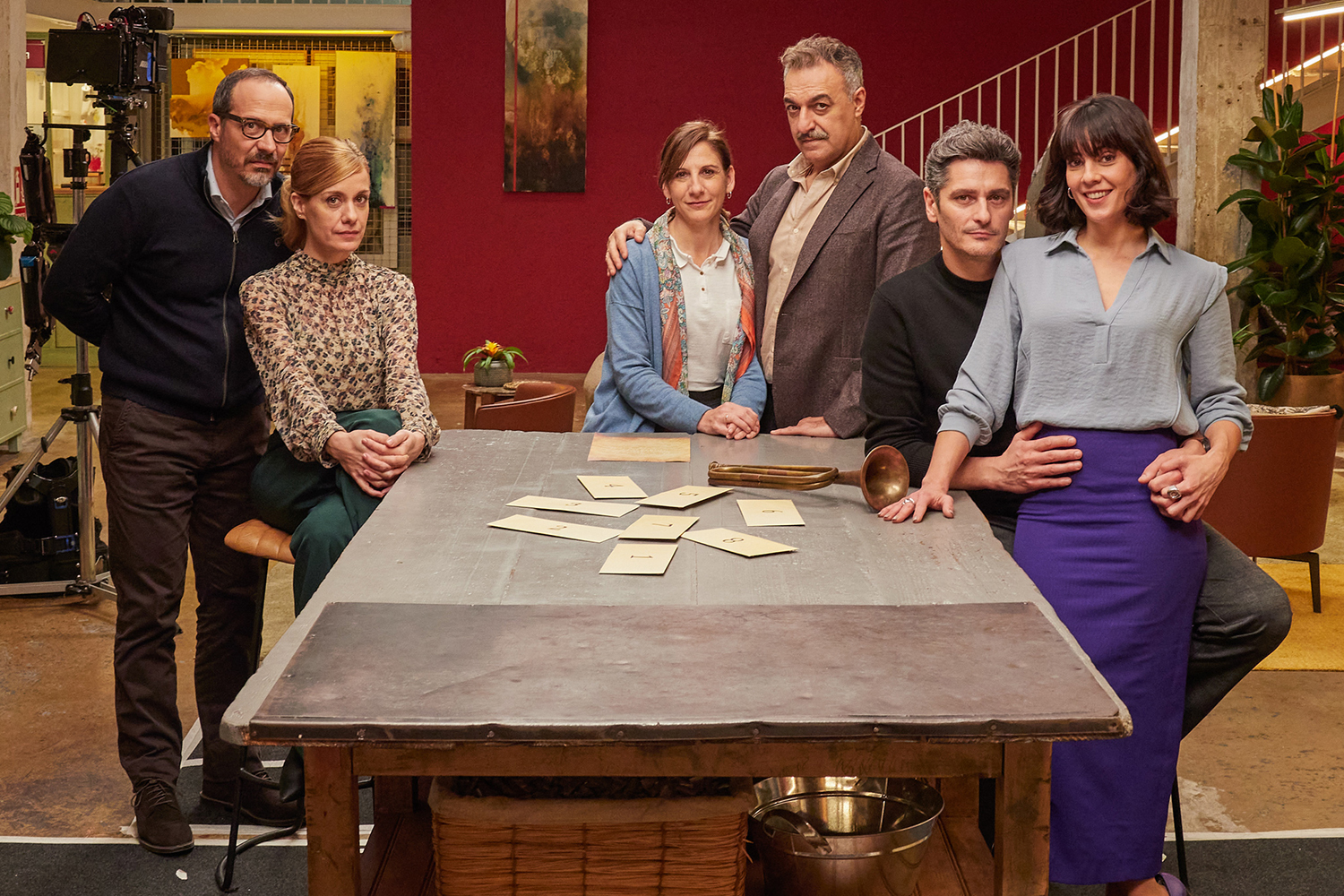 Fele Martinez as Daniel, Alexandra Jimenez as Laura, Malena Alterio as Marta, Juan Carlos Vellido as Roberto, Antonio Pagudo as Esteban and Eva Ugarte as Carla in a cast photo for 