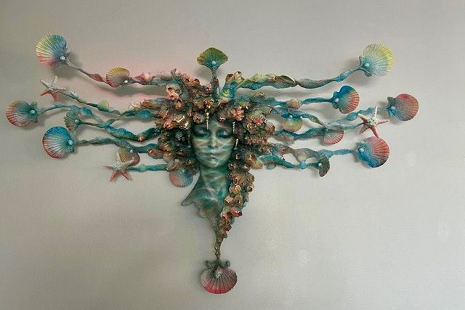 Ruben Dario Medina creates intricate sculpture.